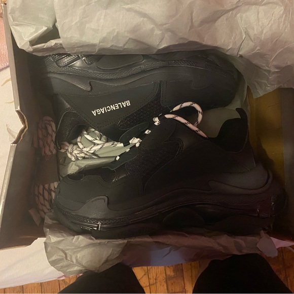 Black and white shoe size 6 1/2 - Picture 2 of 2